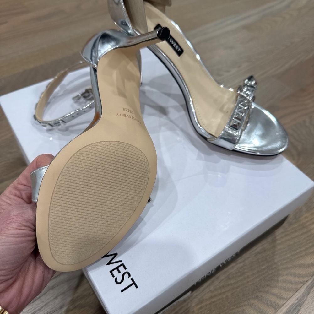 NWT Sexy Nine West Metallic Studded Pumps - Size 8.5 - Picture 3 of 4